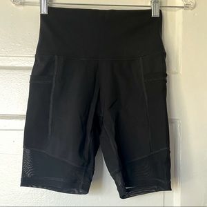 Aerie biker shorts in black. Side pockets perfect for phone. Mesh details. S.